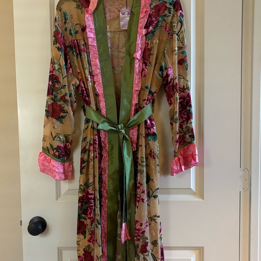 Chic Floral Kimono with Pink and Green Hues